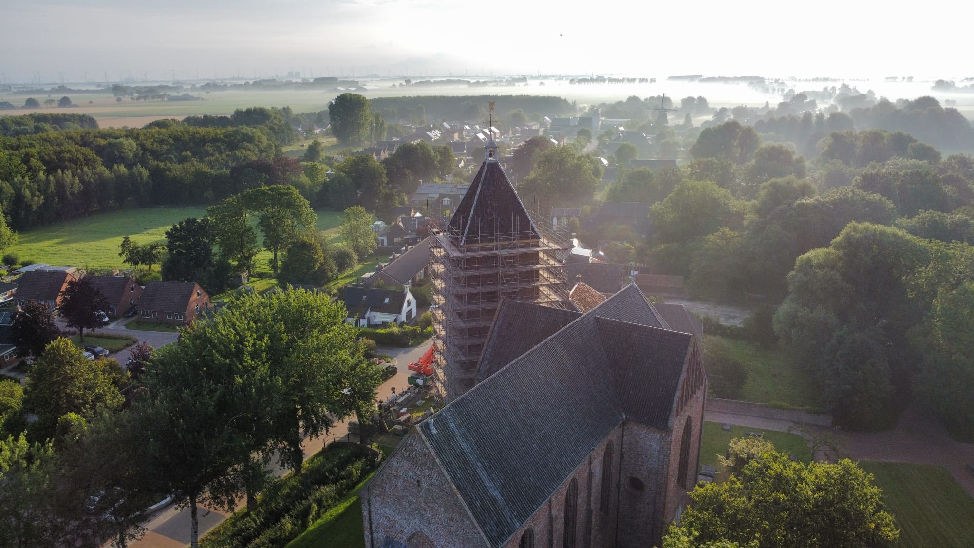 kerk in de steigers ochtend